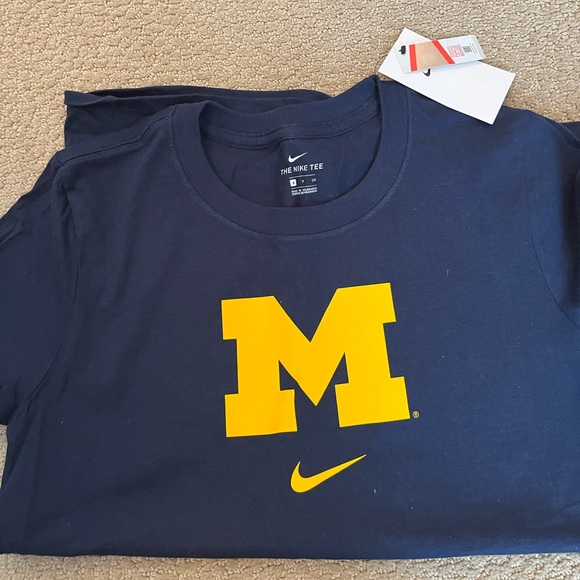 NWT - U of M ladies sz small T-shirt. Nike, slim fit. - Picture 2 of 2
